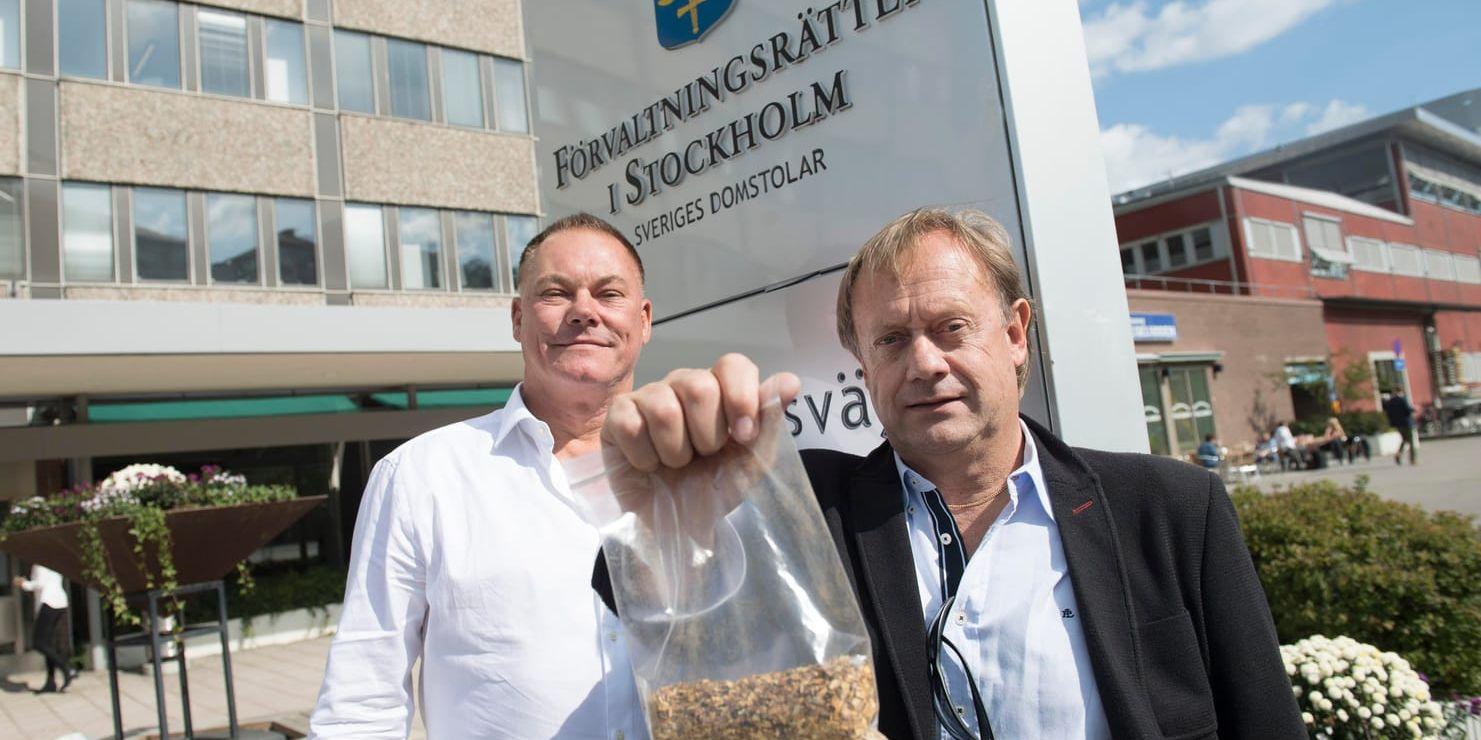 Snusfabrikörerna Peter Soergel och Peder Ölander fotograferade utanför förvaltningsrätten i Stockholm. Arkivbild.