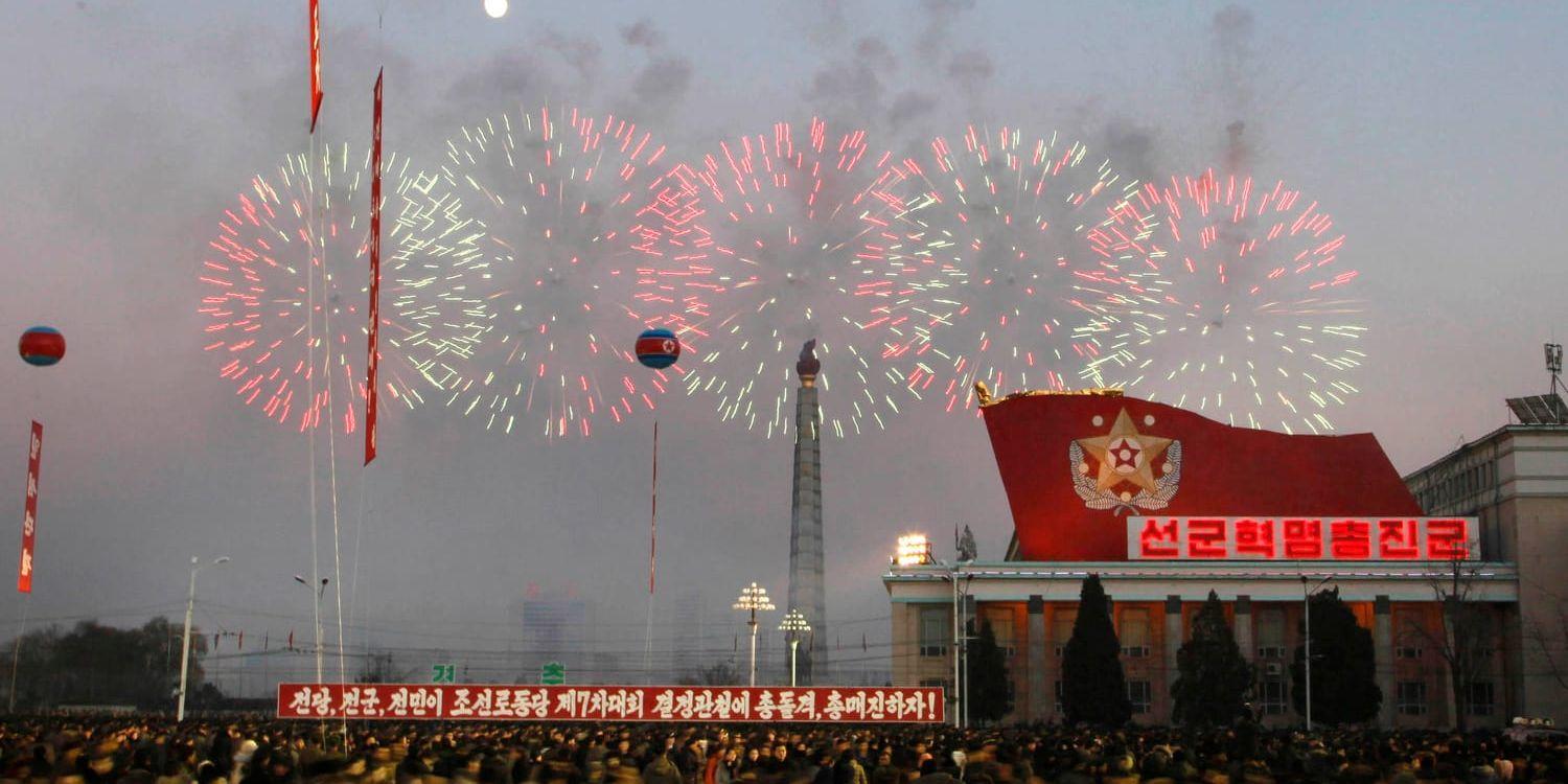Nordkorea firade det senaste robottestet med fyrverkerier vid Kim Il-Sung-torget i huvudstaden Pyongyang.