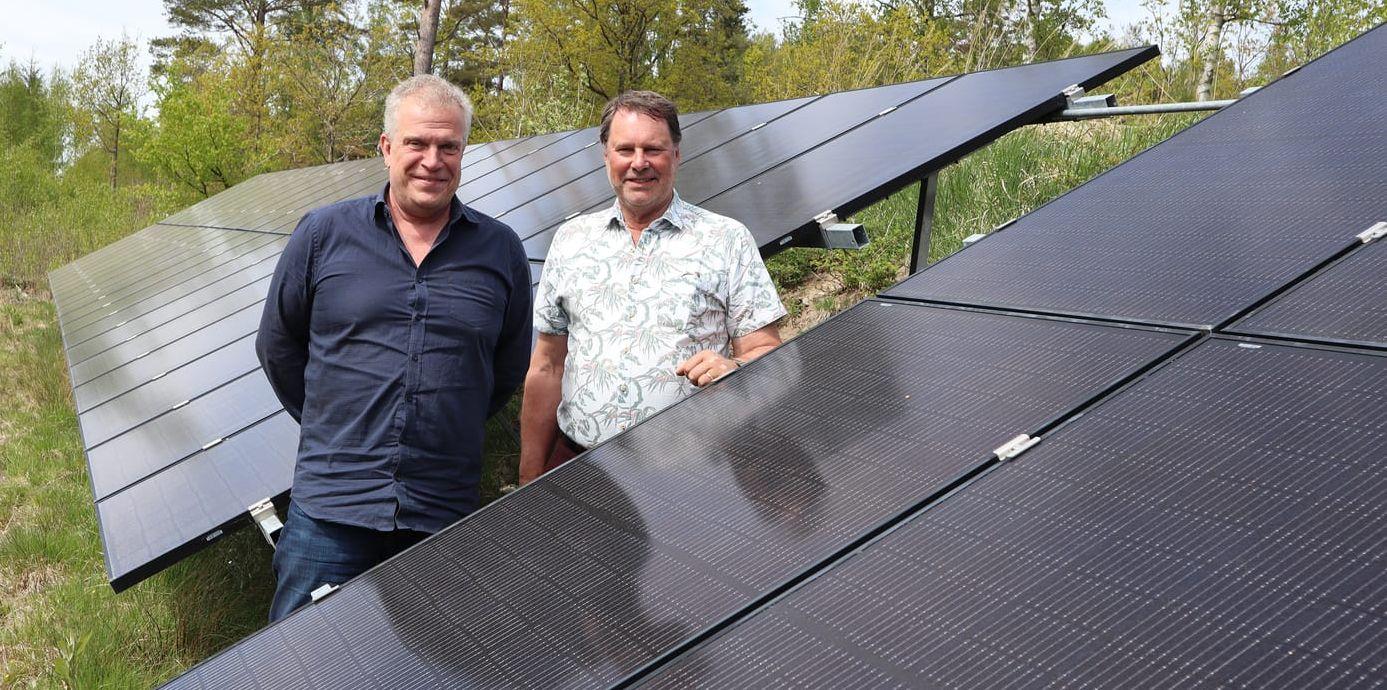 Lars Andersson, marknadschef på Kungälv Energi, berättar att antalet förfrågningar om solceller ökat kraftigt i kommunen efter förra vinterns höga elpriser. Kungälvsbon Jan Erik Axelsson, till höger i bild, är en av dem som ser solceller som en bra investering.