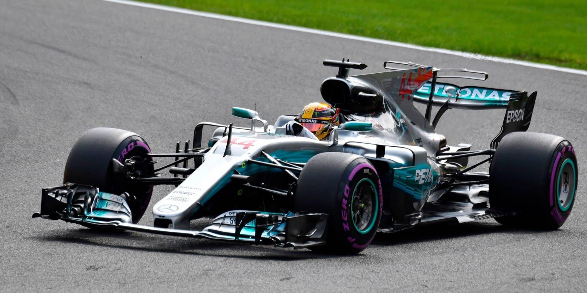Mercedes Lewis Hamilton blev historisk när han tangerade Michael Schumachers kvalrekord på Spa i Belgien.
