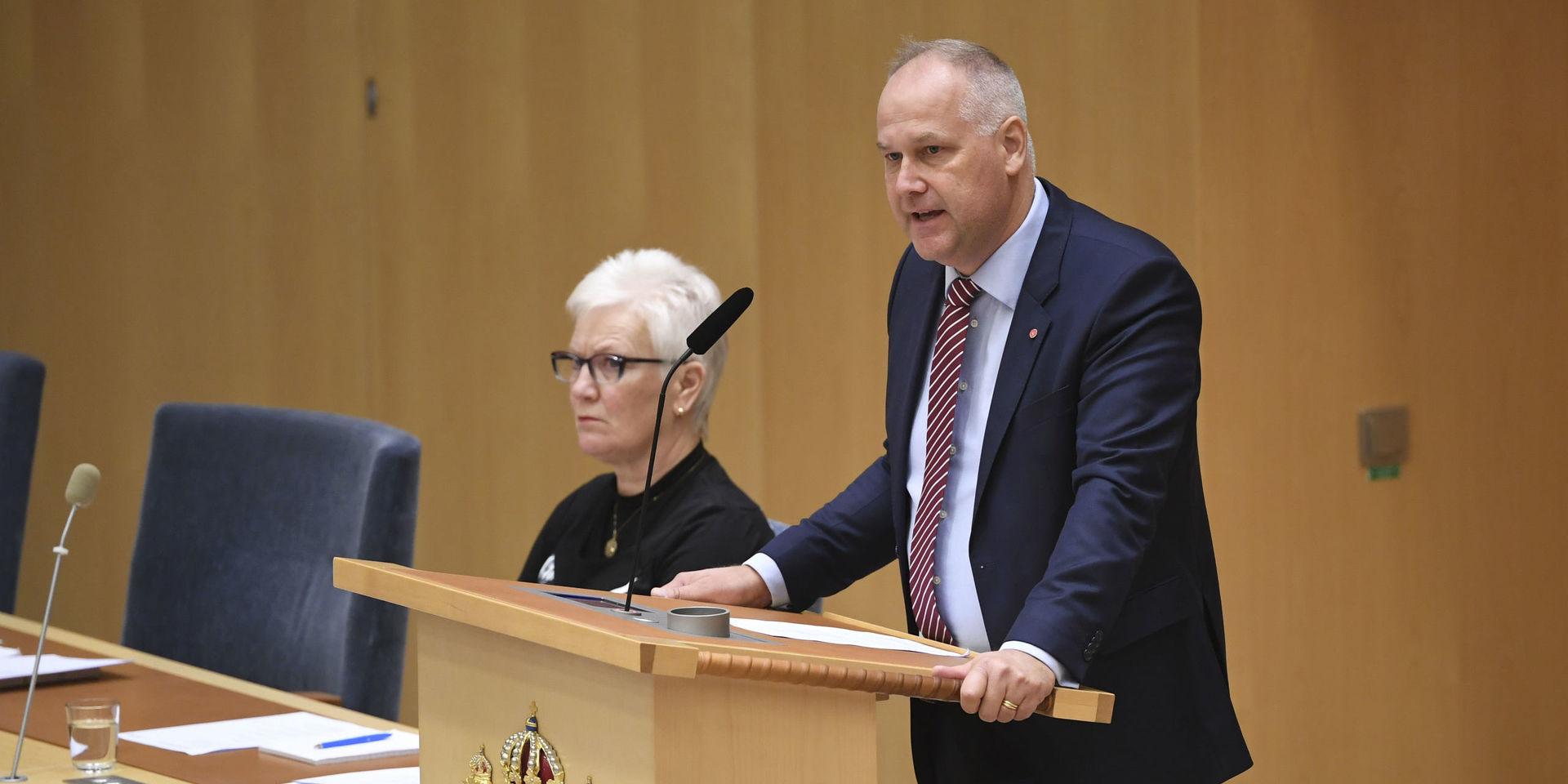 Vänsterpartiets Jonas Sjöstedt i talarstolen under dagens riksdagsdebatt.