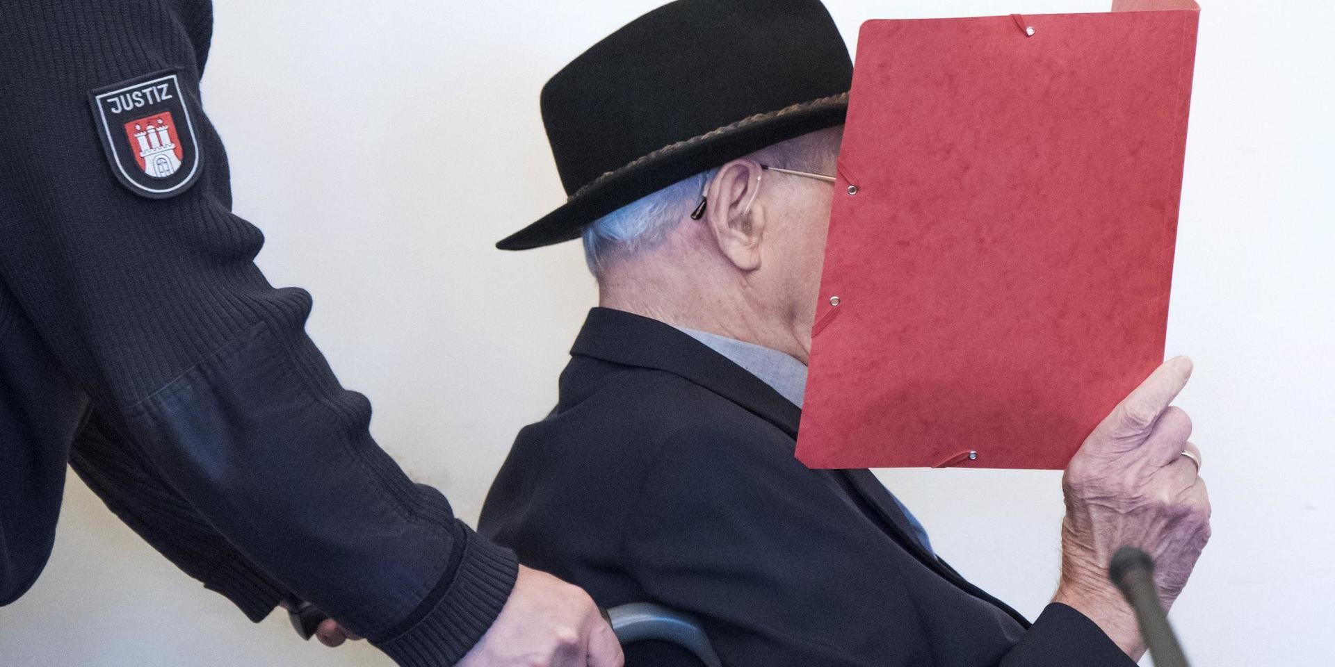 Den åtalade 93-åringen har suttit i rullstol i rättssalen i Hamburg. Arkivbild. 