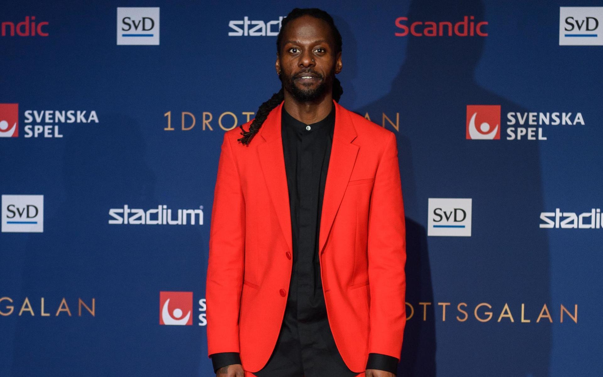 Martin Mutumba, utdelare för FairPlay-priset, poserar på röda mattan under Idrottsgalan.