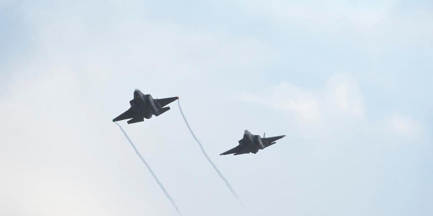 Två av Norges F-35-plan i luften. Arkivbild.