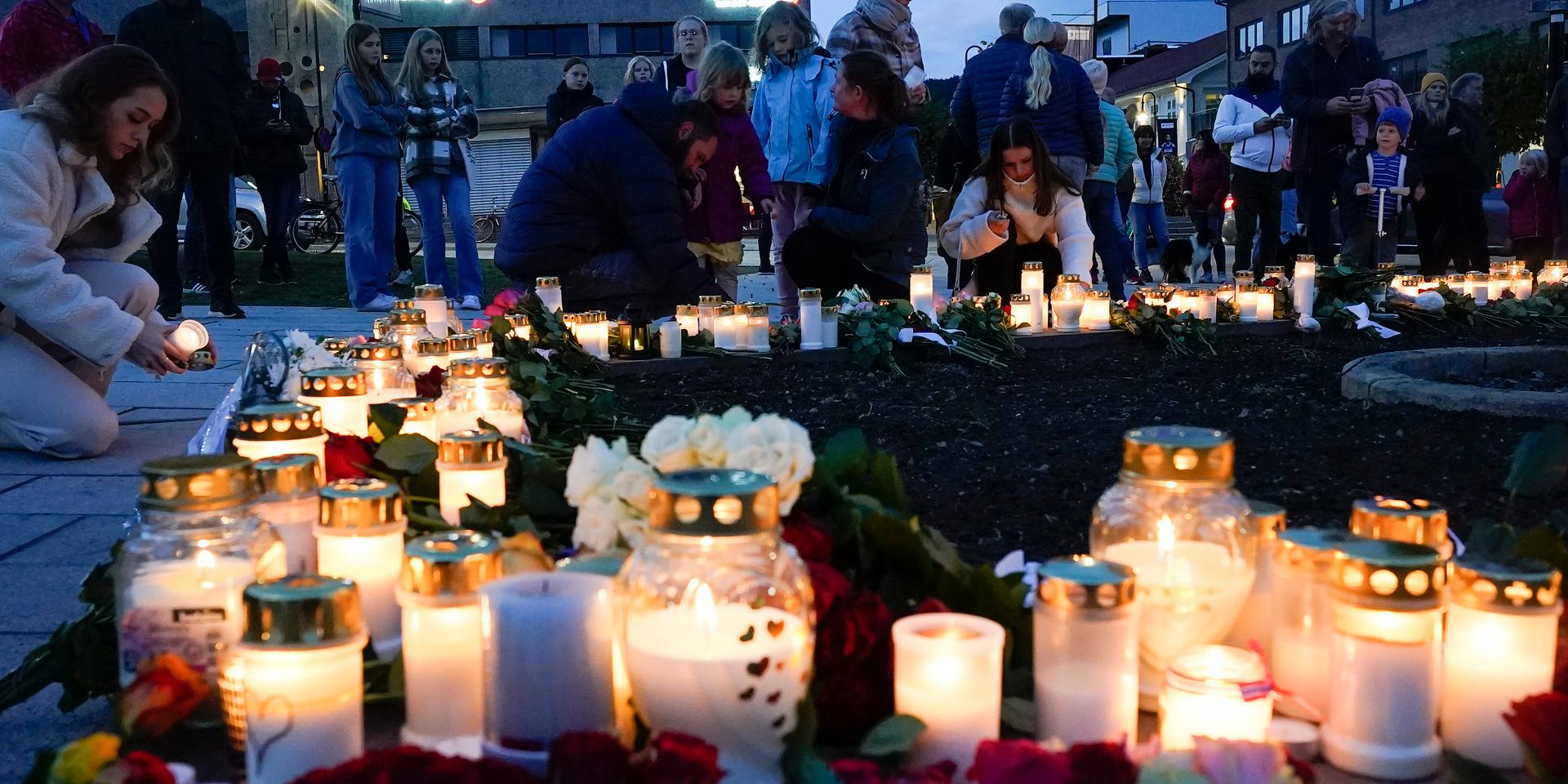 Kongsberg 20211014. Mange legger ned blomster og tenner lys på Stortorvet i Kongsberg torsdag for å hedret de døde, etter at en mann drepte fem personer i byen onsdag kveld.Foto: Terje Bendiksby / NTB