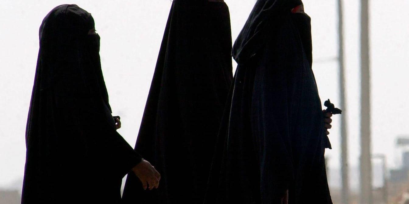 Saudiska kvinnor på en gata i huvudstaden Riyadh. Kvinnor får inte vistas ute offentligt utan att bära heltäckande abaya. Arkivbild.