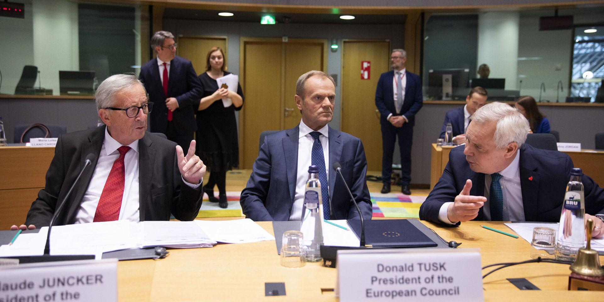 EU:s permanente rådsordförande Donald Tusk i mitten, EU-kommissionens ordförande Jean-Claude Juncker till väsnter och Finlands statsminister Antti Rinne under onsdagens överläggningar. Enligt Tusk kan ett brexitbesked komma senare under dagen. J