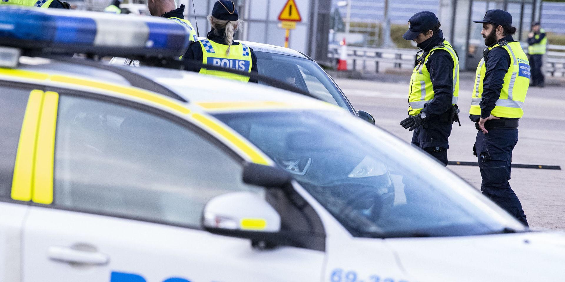 Polis och passkontrollanter genomför id-kontroll Öresundsbrons betalstation på Lernacken. Arkivbild.