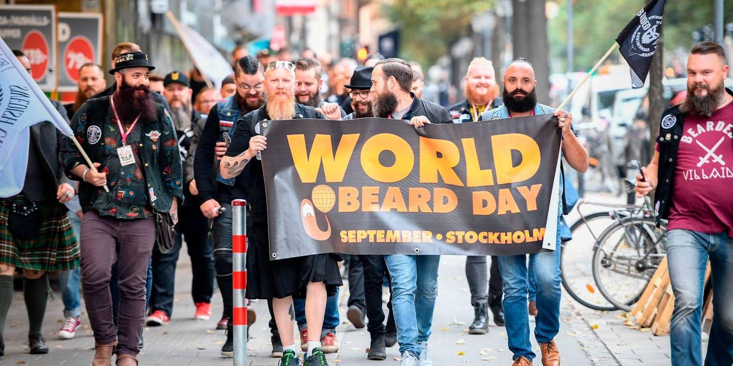 En skäggparad tågade genom Stockholm för att fira World beard day. Kvällen avslutas med att årets bästa skägg och årets barberare koras.