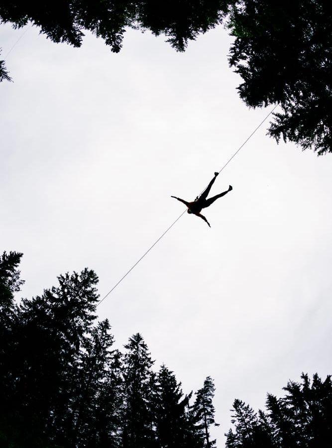 Hisnande färd. Att åka zipline högt upp i luften ger en riktig adrenalinkick. Foto: Anders Andersson