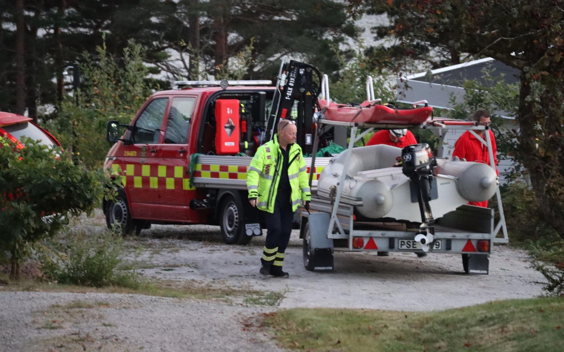 Räddningstjänsten ryckte ut för att hjälpa till när en båt gått på grund utanför Rävö.