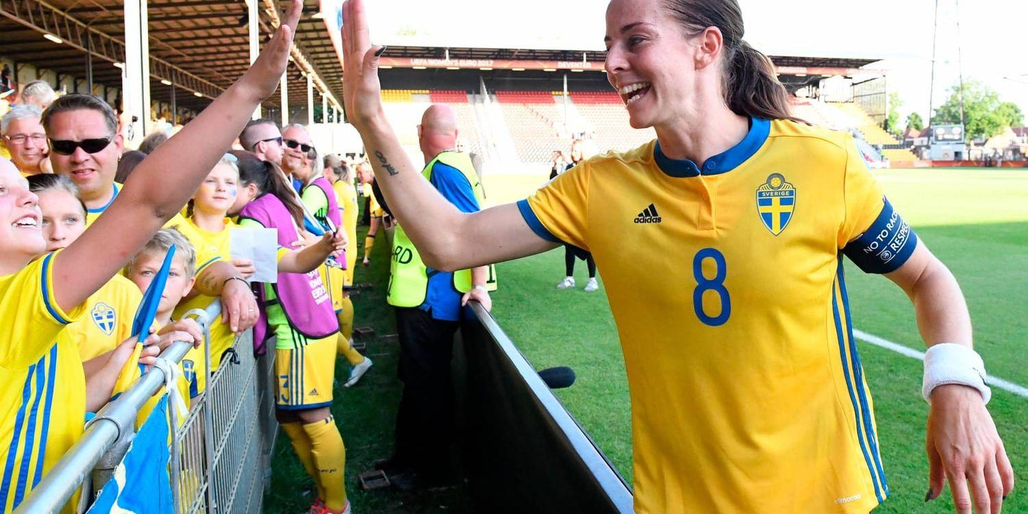 Sveriges Lotta Schelin firar med fansen efter 2–0-segern mot Ryssland under fotbolls-EM i Nederländerna.