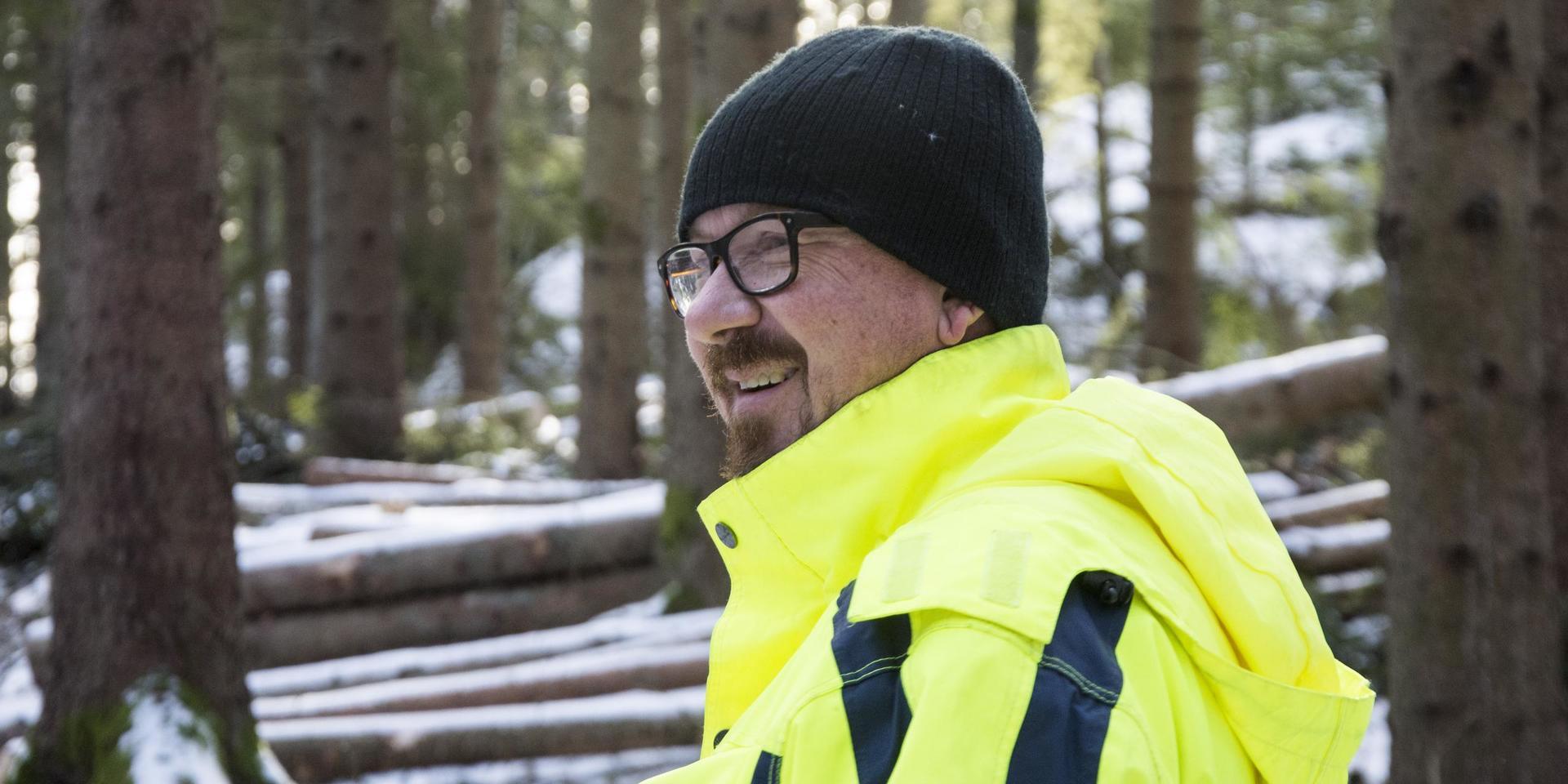I år fick gatuchefen Conny Hansson 600 000 kronor mer än i fjol för att underhålla den tätortsnära skogen och skapa bättre rekreationsmöjligheter i Strömstads natur. 
