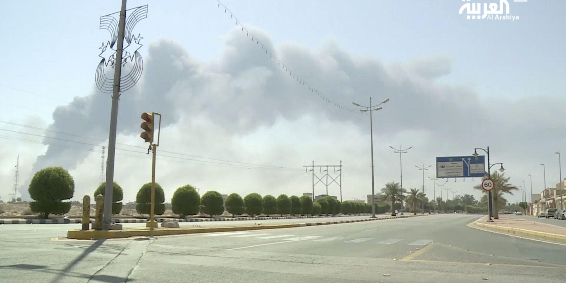 Rök syns stiga från bränderna som orsakades av drönarattacker mot saudiska oljeanläggningar. 