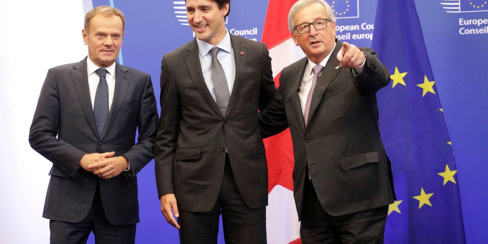 EU-kommissionens ordförande Jean-Claude Juncker (th), Europeiska rådets ordförande Donald Tusk (tv) och Kanadas premiärminister Justin Trudeau (mitten) i samband med undertecknandet av handelsavtalet Ceta förra hösten. Arkivbild.