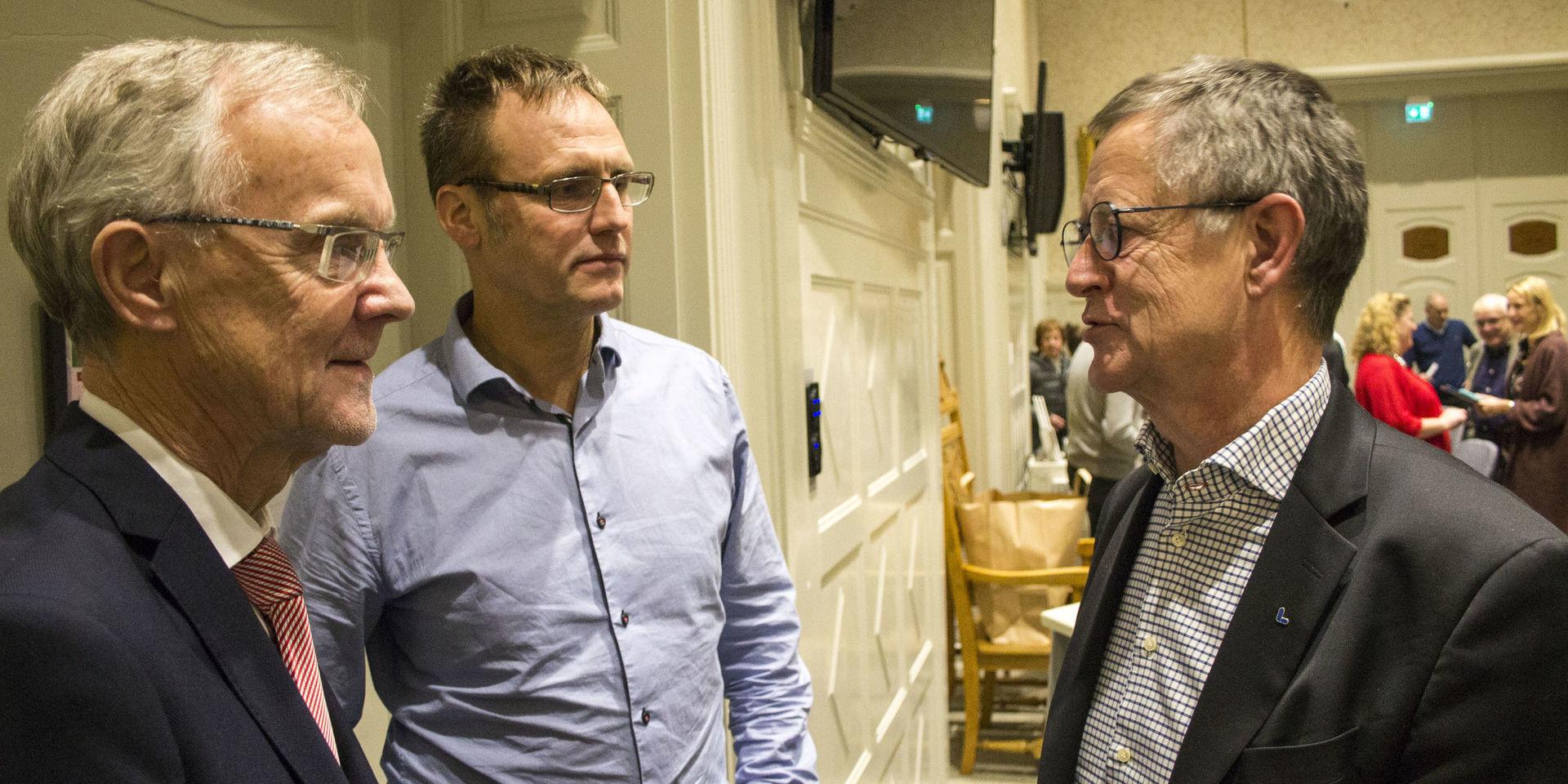 I mitten Kent Hansson (S), nyvald ordförande i kommunstyrelsen, flankerad av Mats Granberg (S), förste vice ordförande samt Lars Tysklind (L), andre vice ordförande.