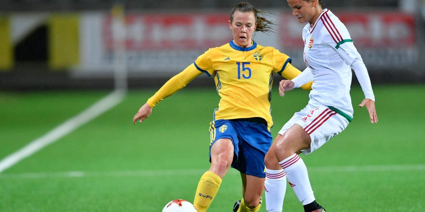 Sveriges Jessica Samuelsson i kamp om bollen mot Ungerns Viktória Szabó under tisdagens VM-kvalmatch på Borås arena.