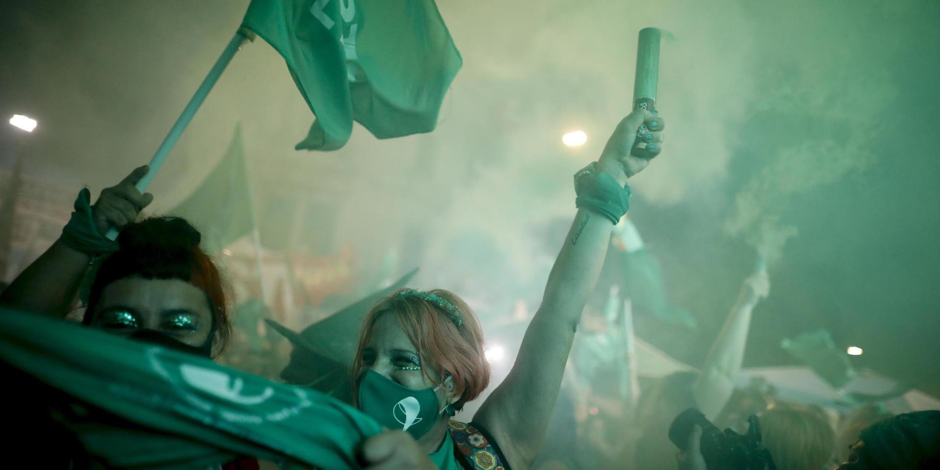 Förespråkare för legalisering av abort firar efter den argentinska senatens beslut.