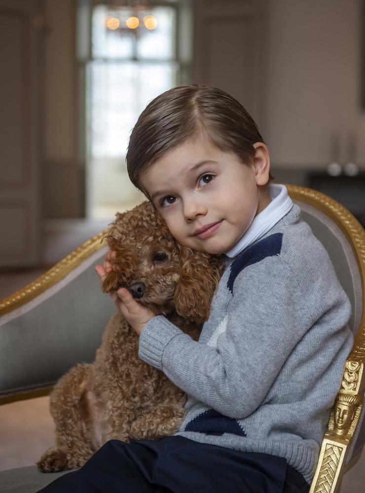 Prins Oscar gosar med familjens hund Rio.