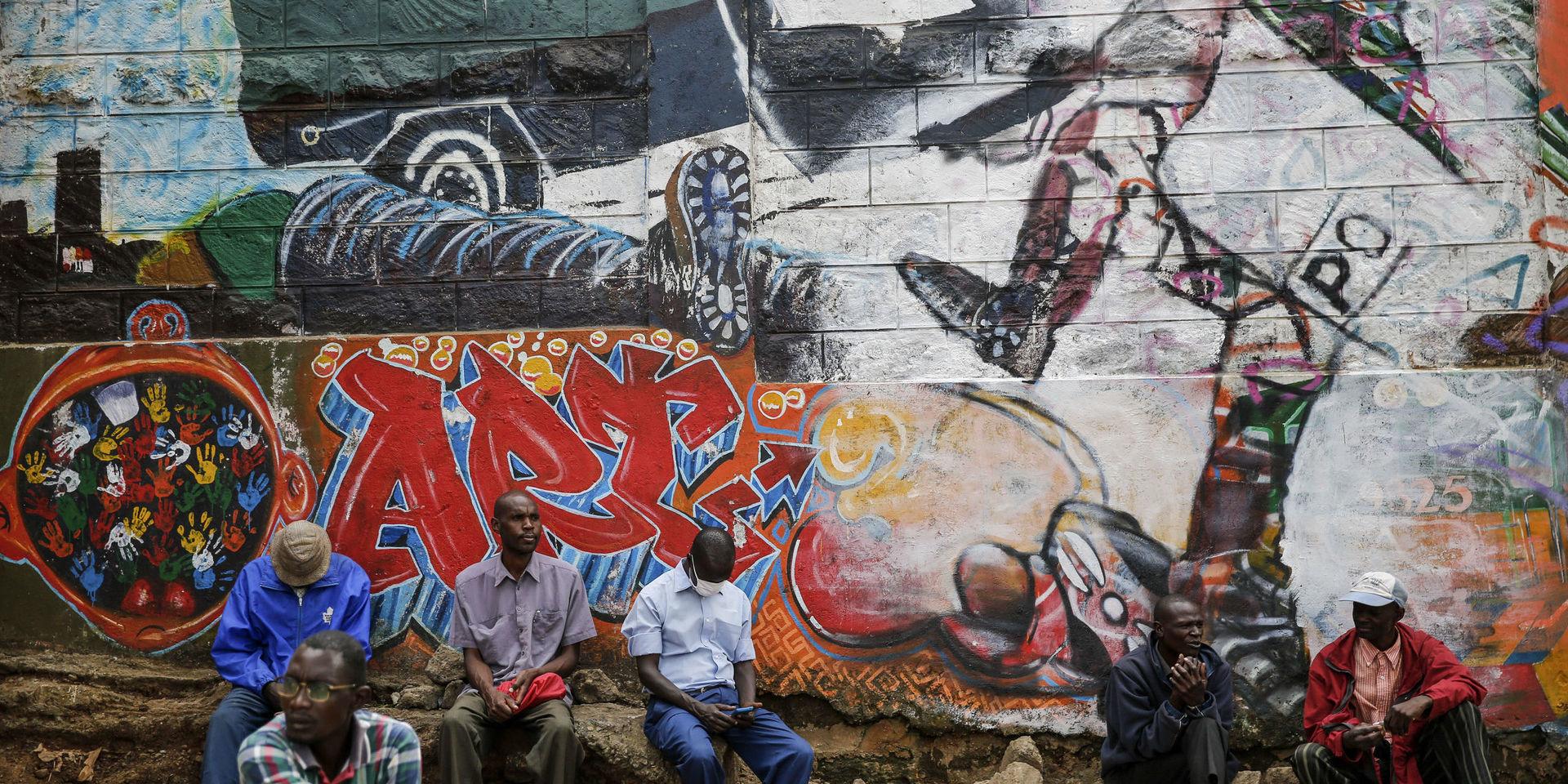 En väggmålning i Kenyas huvudstad Nairobi visar den kravallpolis som sågs sparka en medvetslös man upprepade gånger under en demonstration i landet 2016. Nu kommer nya larm om polisövervåld. Arkivbild.