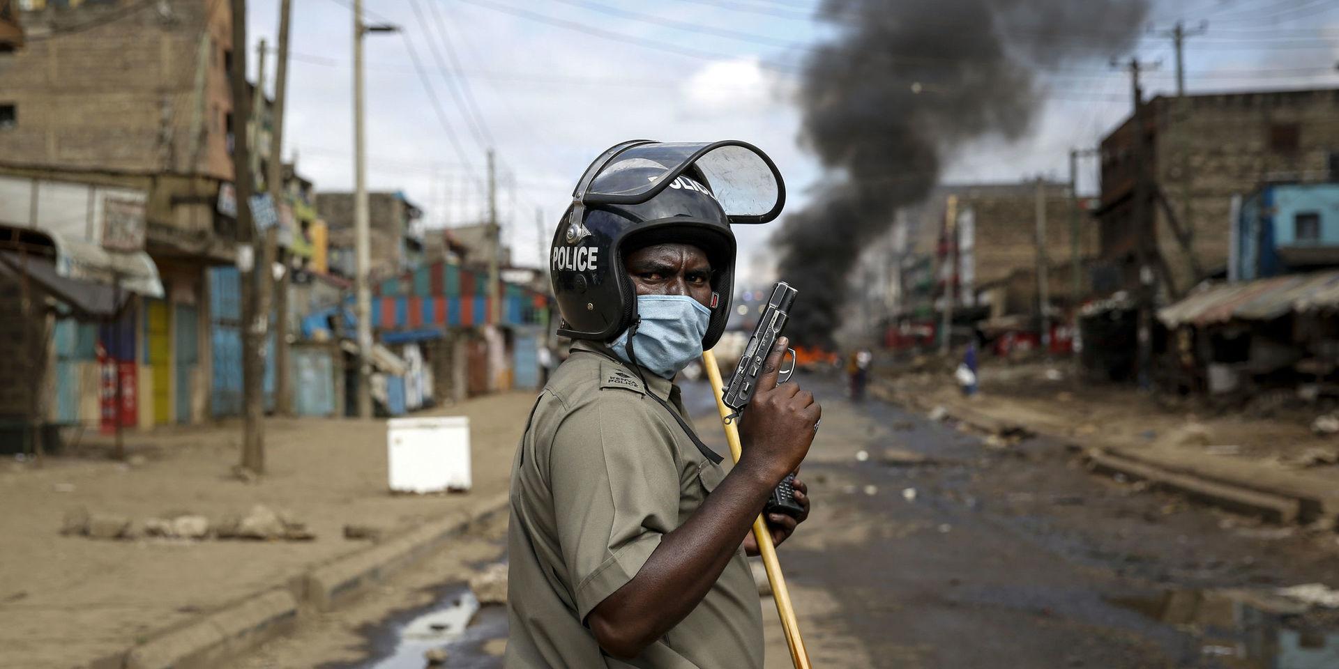 En beväpnad polis under en protest i Kenyas huvudstad Nairobi där flera fall av polisövervåld anmälts den senaste tiden. Arkivbild.