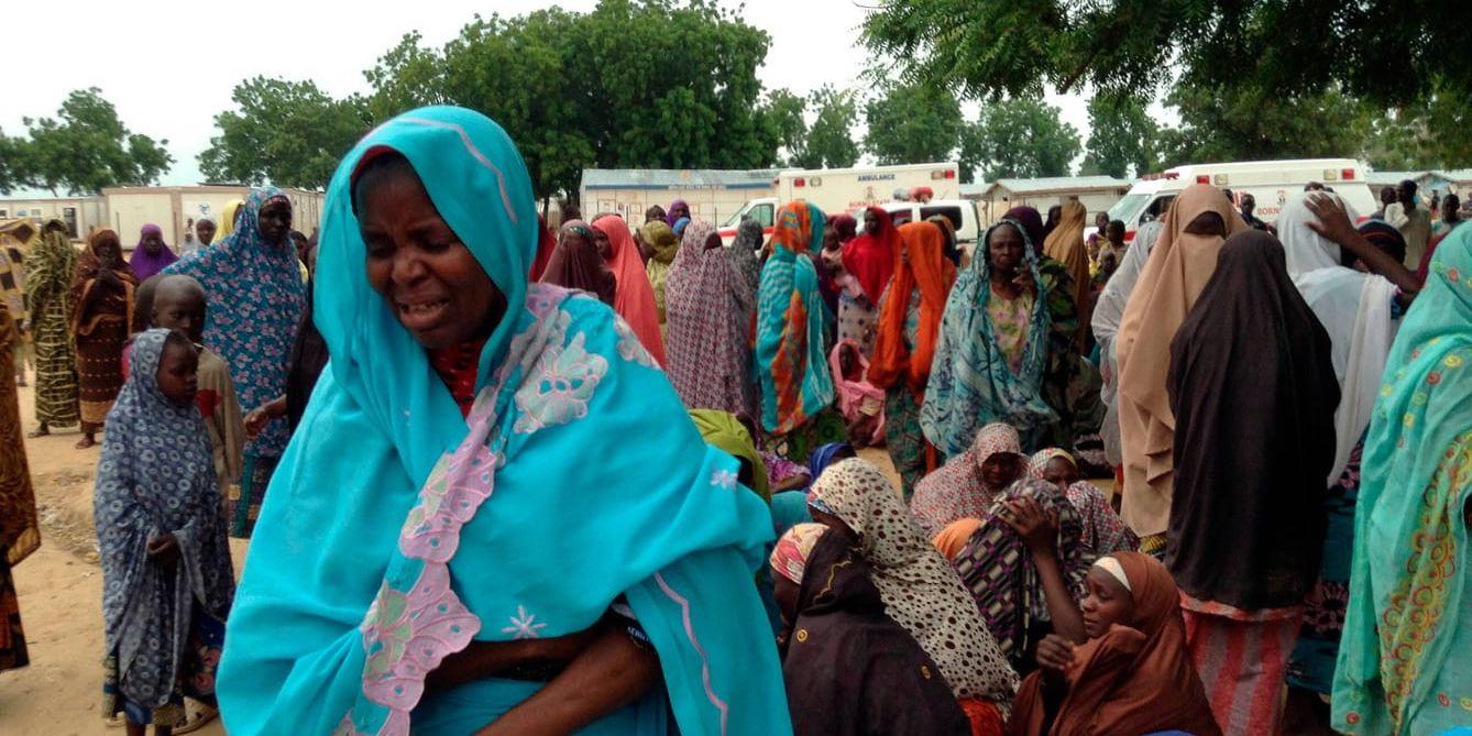 Kvinnor sörjer dödade anhöriga efter en självmordsattack mot ett flyktingläger i Maiduguri i Nigeria i slutet av juli. Arkivbild.