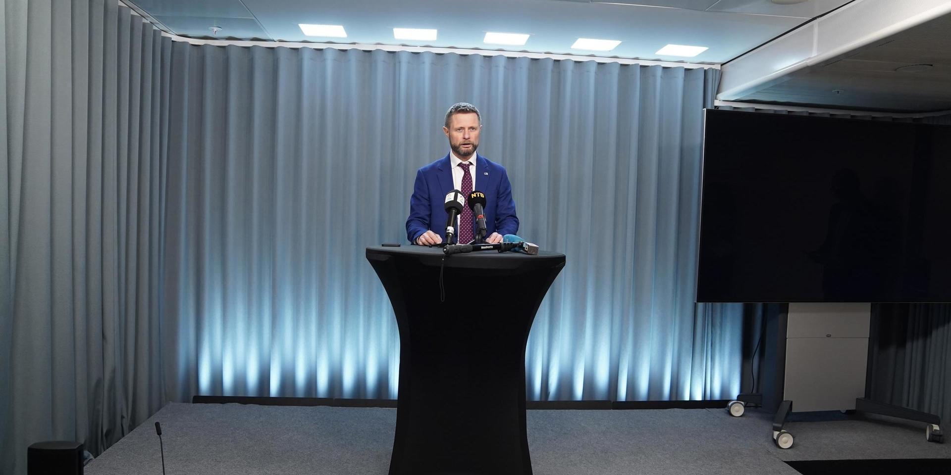 Norges hälsominister Bent Høie (H) under söndagskvällens presskonferens där de nya restriktionerna presenterades.