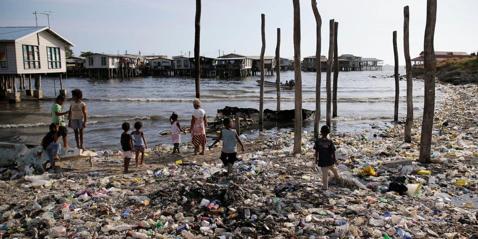 Plasten som hamnar i haven kan transporteras långt med hjälp av havsströmmar. Det är inte sällan plast transporteras över hela jorden. Bild från Port Moresby på Papua New Guinea.