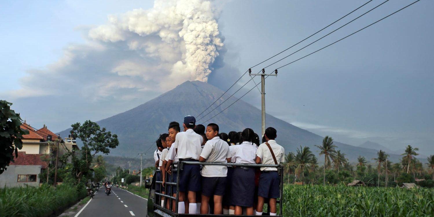 Elever på väg till skolan i Karangasem på Bali på tisdagen.