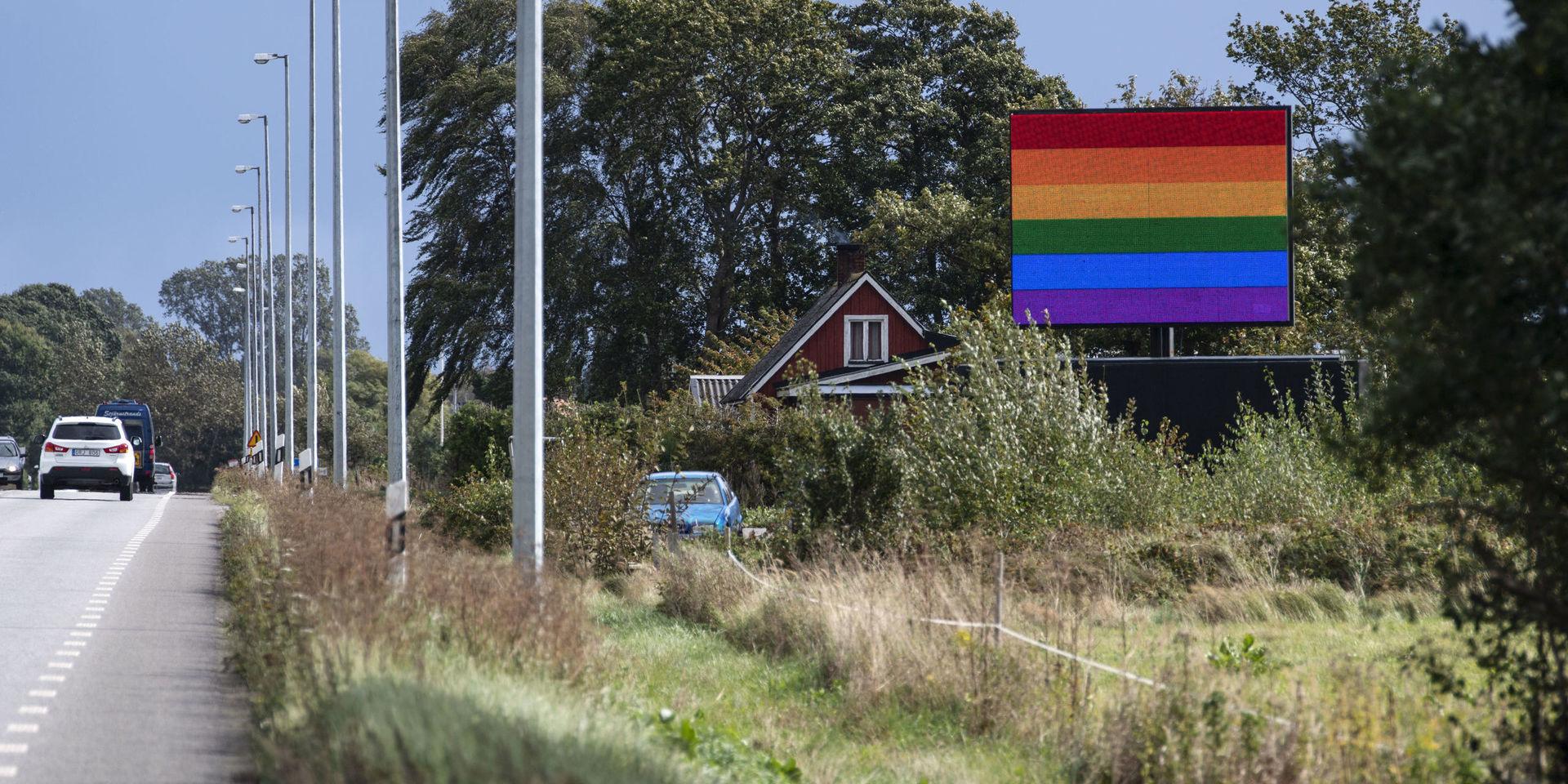 Digital prideflagga på Listervägen i Sölvesborg. Ett reklamföretag i Sölvesborg har reagerat på den nya flaggpolicyn genom att visa prideflaggan på 13 digitala skyltar i kommunen.