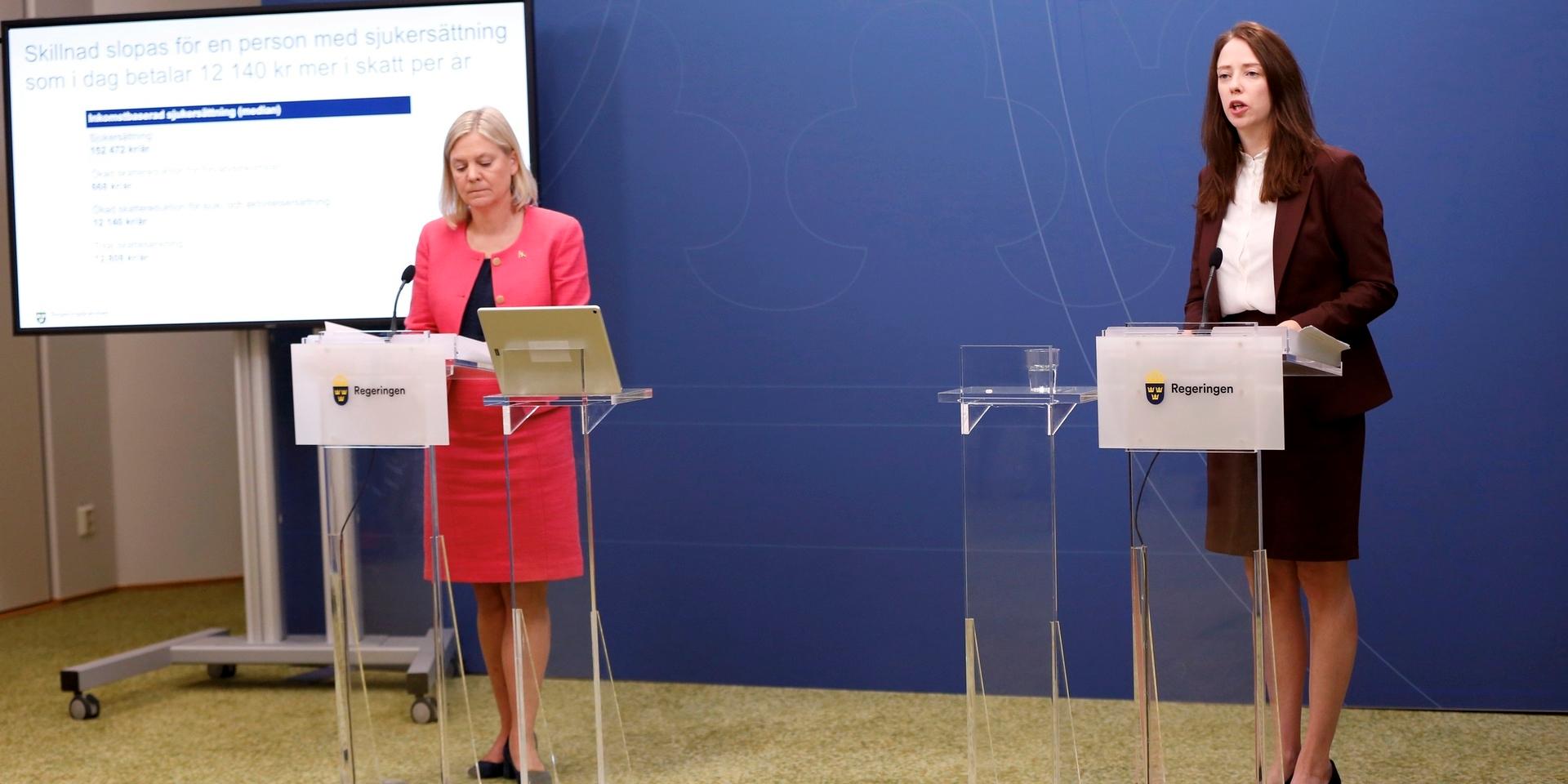 Finansministern Magdalena Andersson (S) och biträdande finansministern Åsa Lindhagen (MP) presenterar budgetnyheter under en pressträff i Rosenbad.