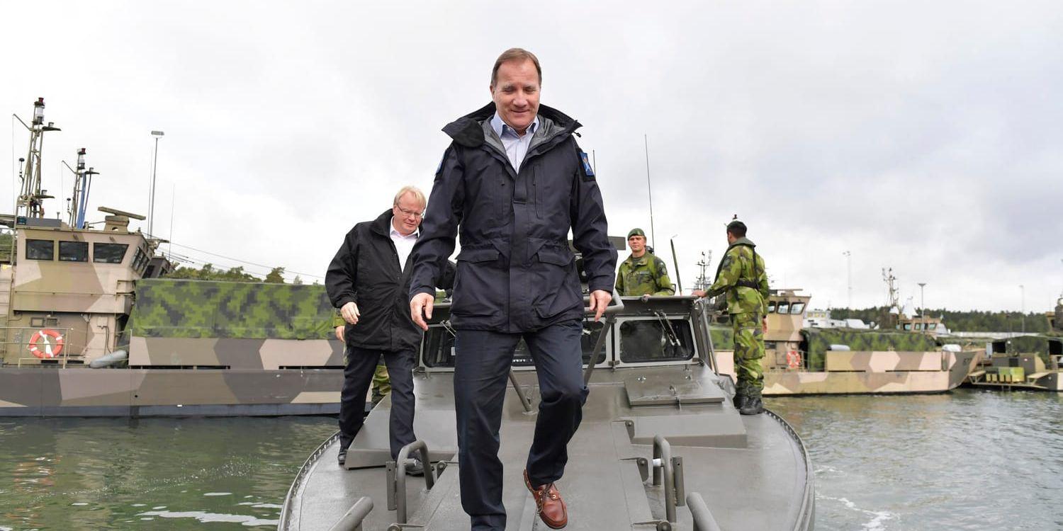 Statsminister Stefan Löfven och försvarsminister Peter Hultqvist besöker amfibieregementet på Berga utanför Stockholm.