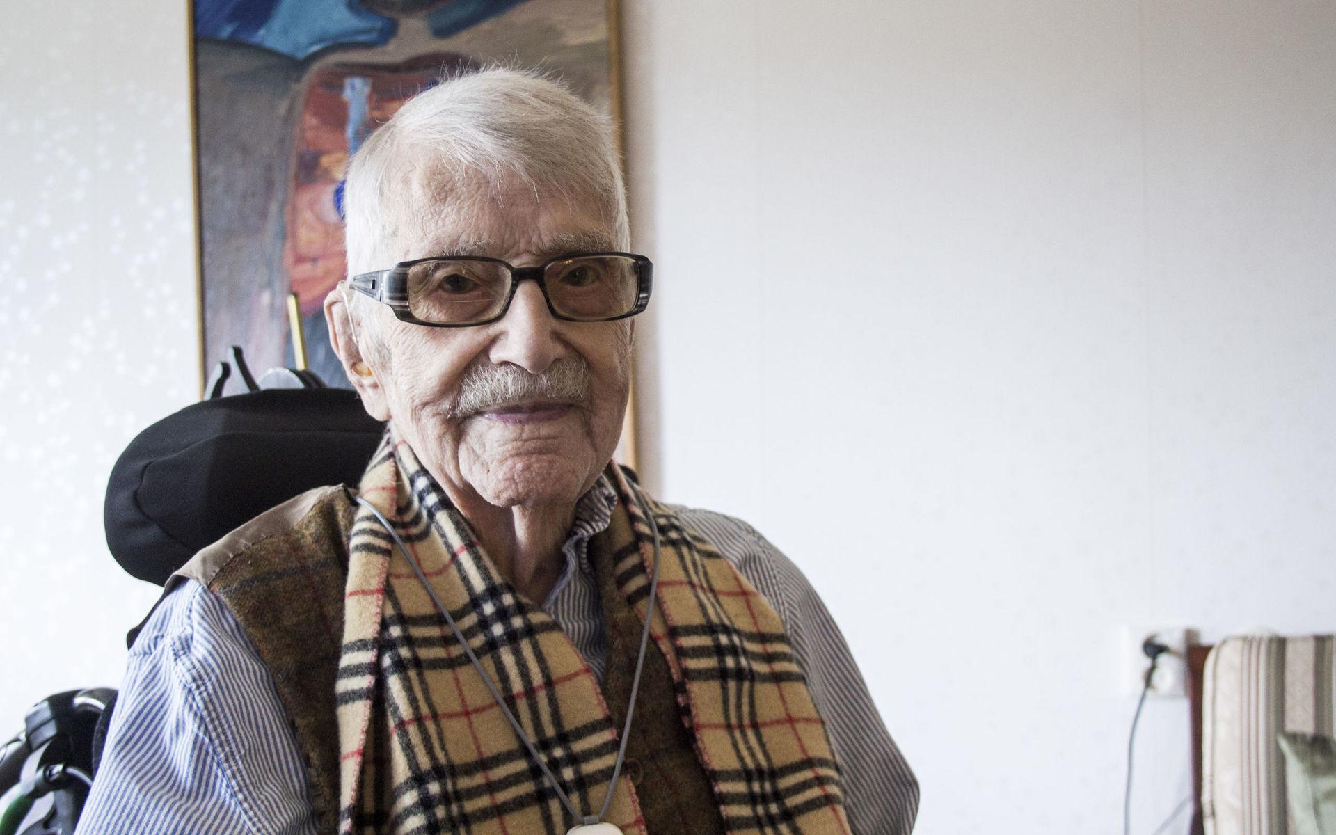 Carl Mattsson, 111 år, bor på äldreboendet Jägaren i Strömstad. I veckan slog han ett nytt åldersrekord.