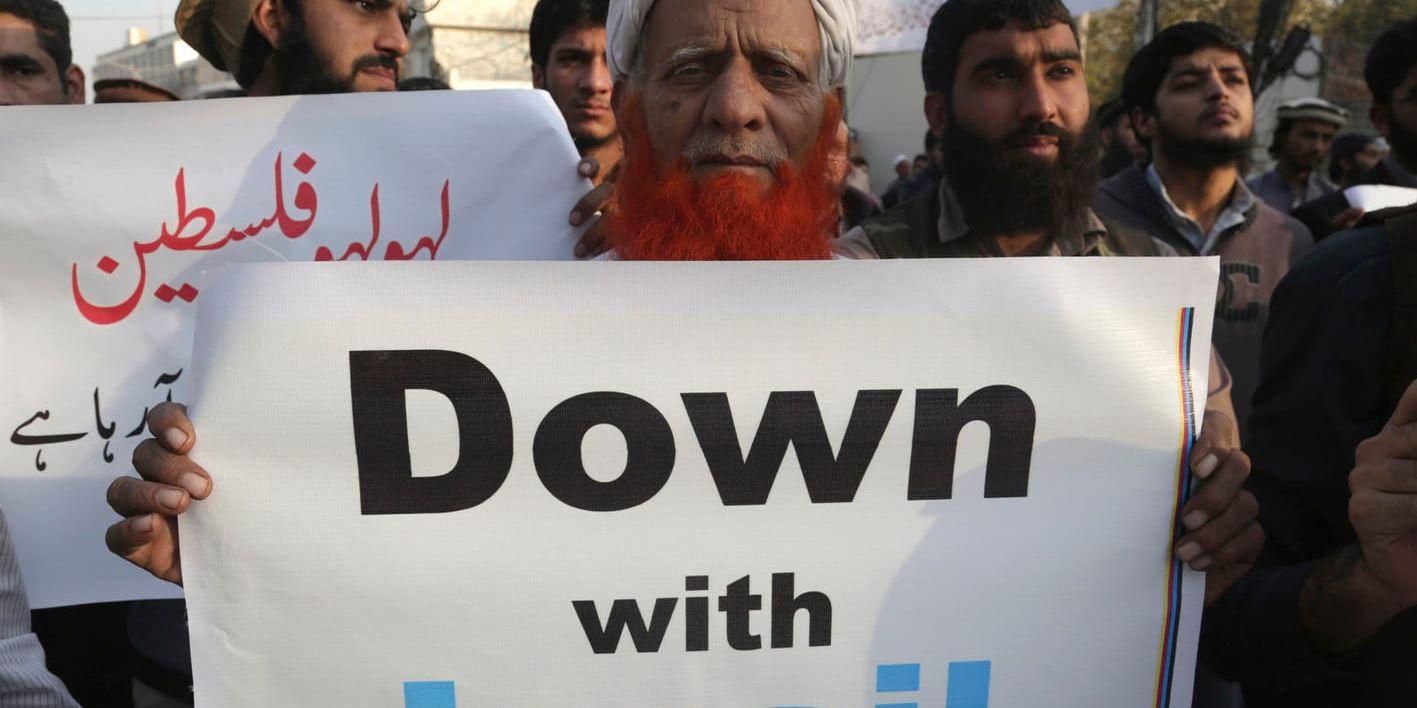Pakistanska islamister demonstrerar mot USA och Israel i Lahore på torsdagen.
