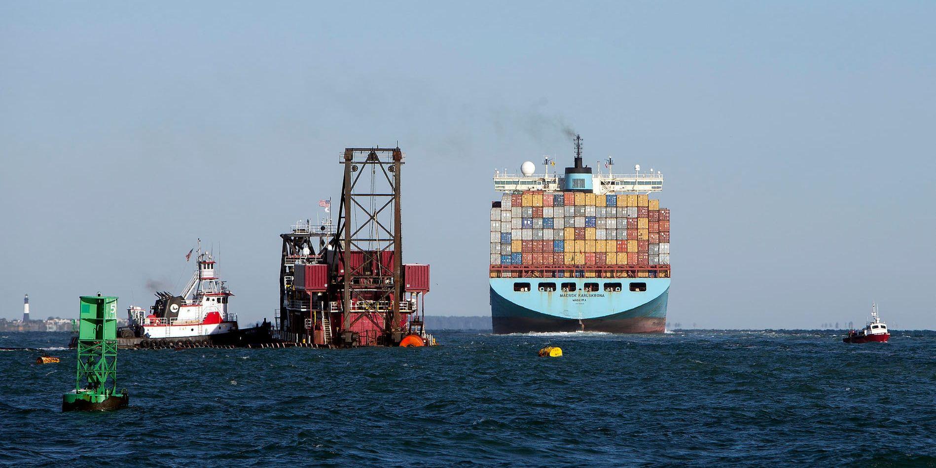 Ett exempel på dansk sjöfart; containerfartyget Mærsk Karlskrona, till höger, utanför Georgias kust i USA. Arkivbild.