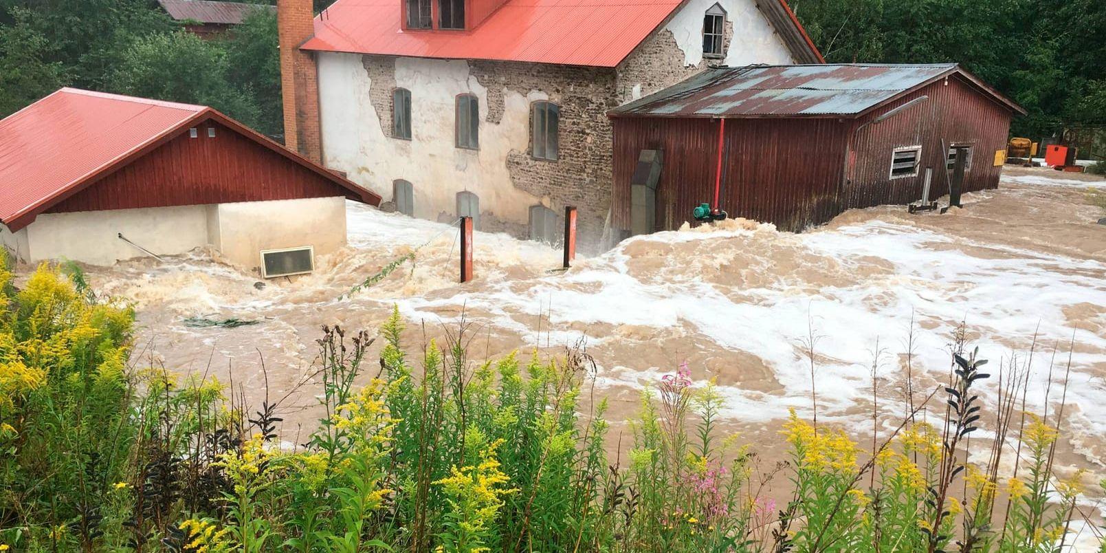 En kraftverksdamm i Lonnhyttan riskerade att brista efter att ha fyllts på med stora mängder regnvatten. Vattenståndet ökade med tre meter.