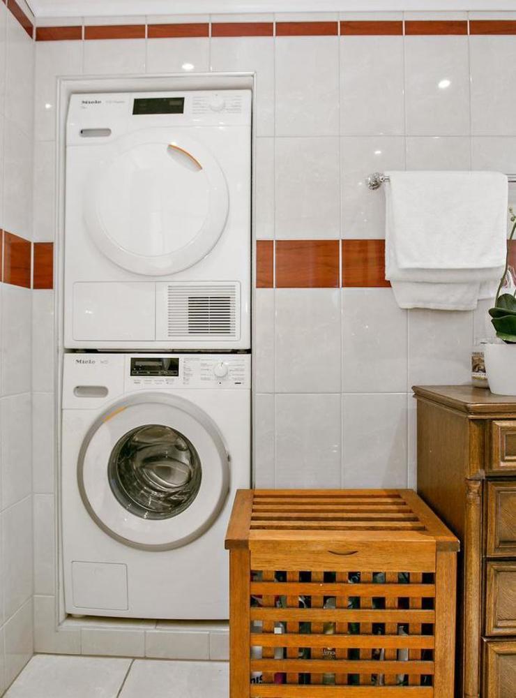 Tvättmaskin och torktumlare finns i badrummet.
