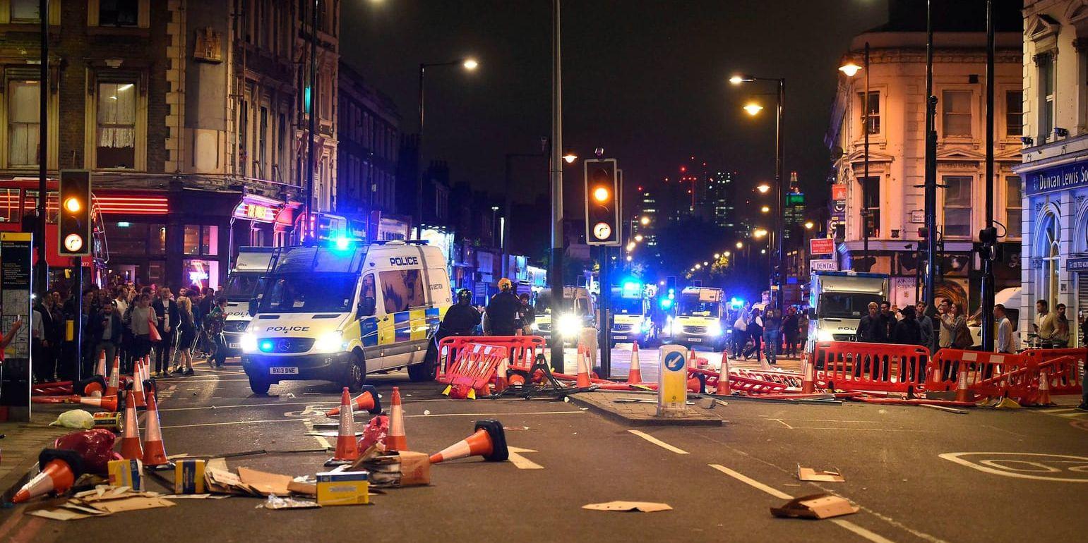 Kravallpoliser sattes in vid protester på en gata i östra London natten till lördagen.
