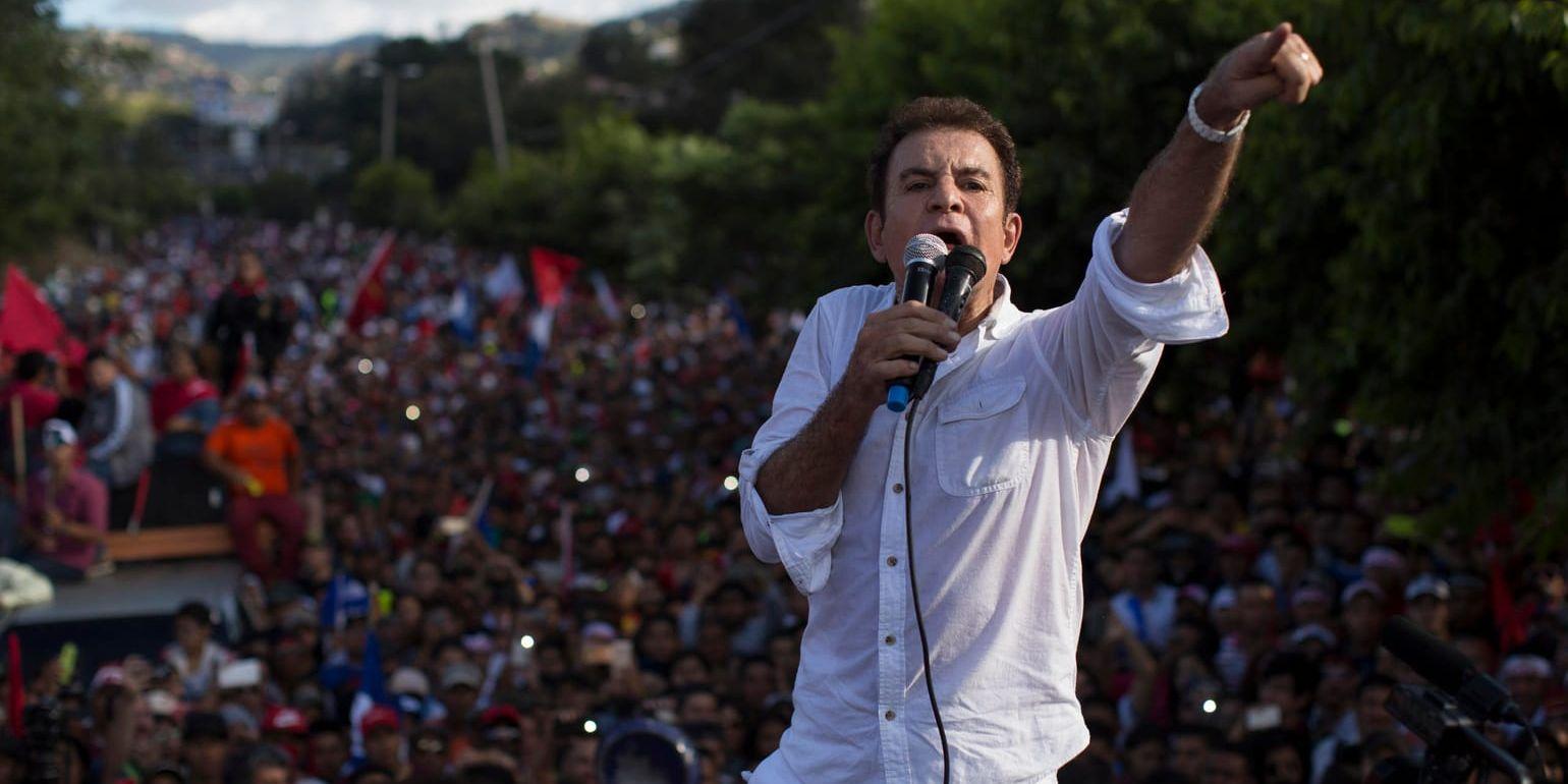 Oppositionskandidaten Salvador Nasralla talade till sina anhängare under en protestmarsch i huvudstaden Tegucigalpa, Honduras.