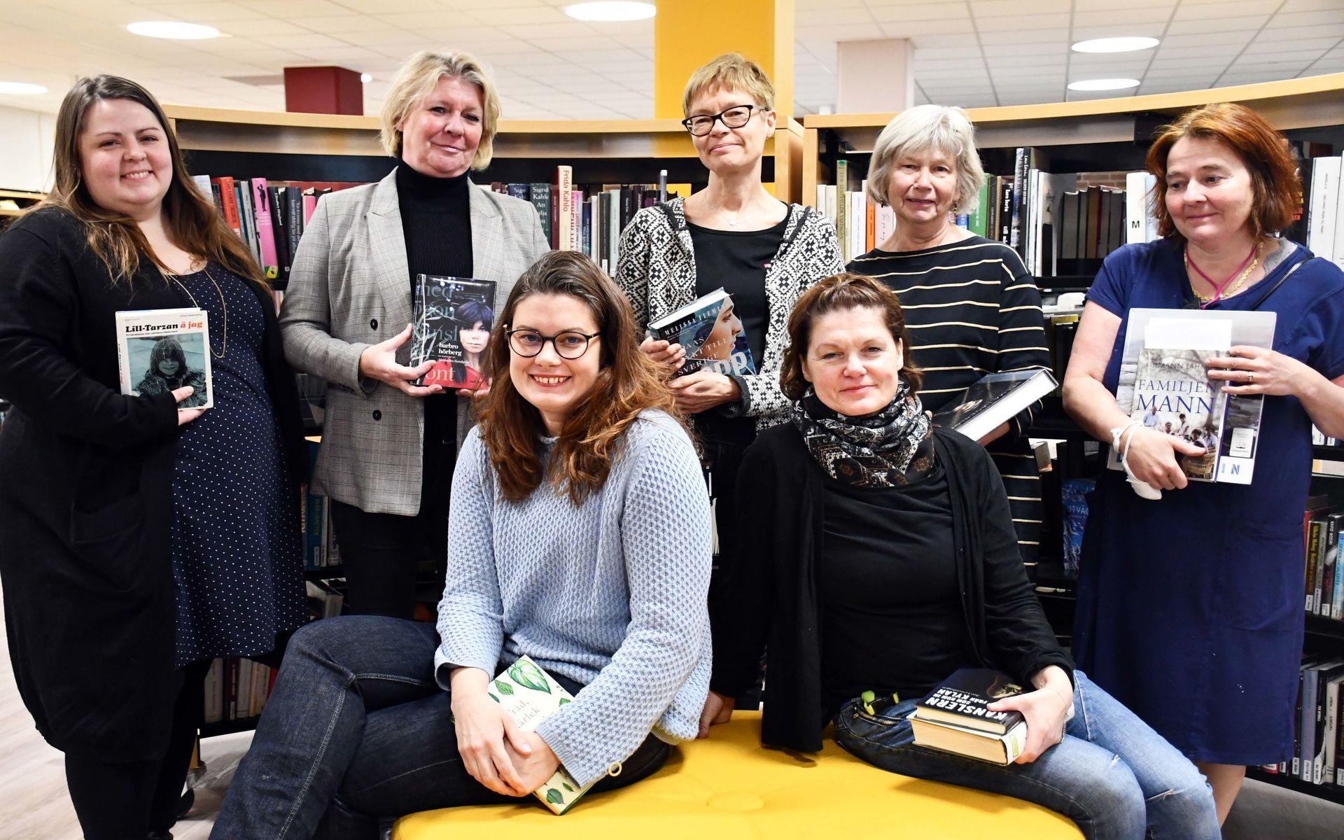 Bibliotekarier som skriver boktips. Linda Oderbrant, Lise-Lotte Arnäs (sittande), samt från vänster Terhiä  Voionmaa, Gunilla Sandin,  Eva Danielsson, Eva Bejhed, Lena Vallsten.