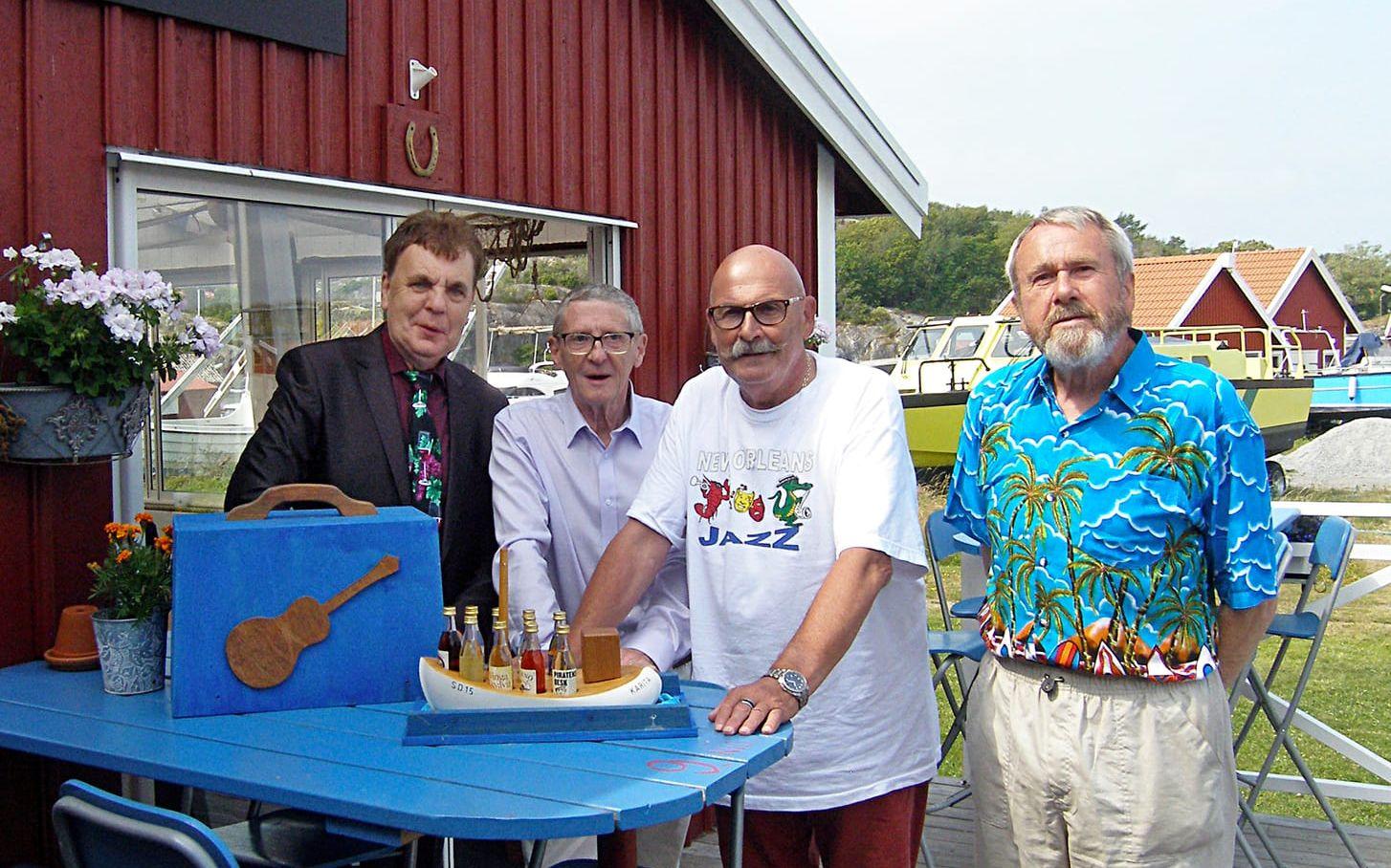 Kosters Kulturpris 2015 tilldelades Carl Axéll. Här tillsammans med de tidigare pristagarna Kôrv-Uno Karlsson och Leif ”Nolhôtten” Gunnarsson samt prisutdelaren Jonny Hansson. 