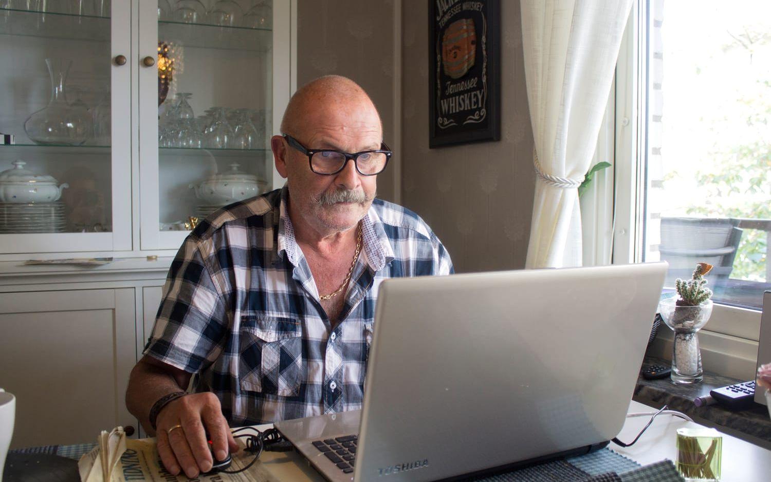 Leif Gunnarsson vid en intervju med Strömstads Tidning 2015. Vid den här datorn skrev han hela årets skörd av Nolhôtten-krönikor i ett svep under några veckor varje år.