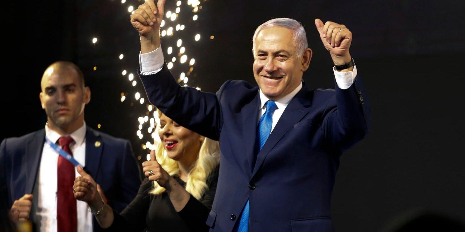 Israels premiärminister Benjamin Netanyahu framträder inför sina anhängare i Tel Aviv.