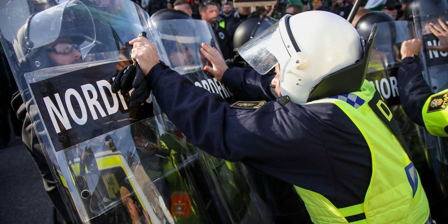 Demonstranter från Nordiska motståndsrörelsens (NMR) konfronteras av kravallpoliser. Arkivibild.