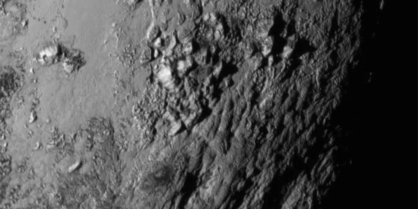 Bilder från rymdsonden New Horizons som passerade Pluto 2015 visar att dvärgplaneten har bergkedjor, kratrar och slätter. Arkivbild.