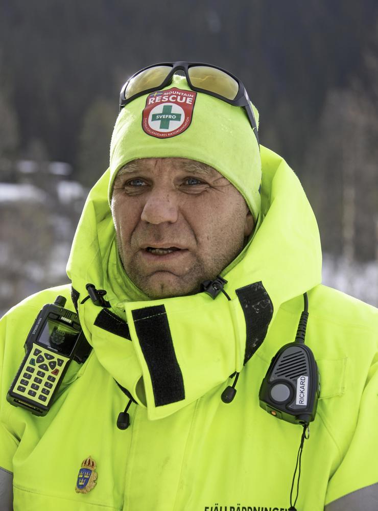 Rickard Svedjesten, ordförande Svenska Fjällräddarnas Riksorganisation (SVEFRO), berättar att fjällräddarna under de senaste åren har genomfört lika många räddningsaktioner på sommaren som på vintern.