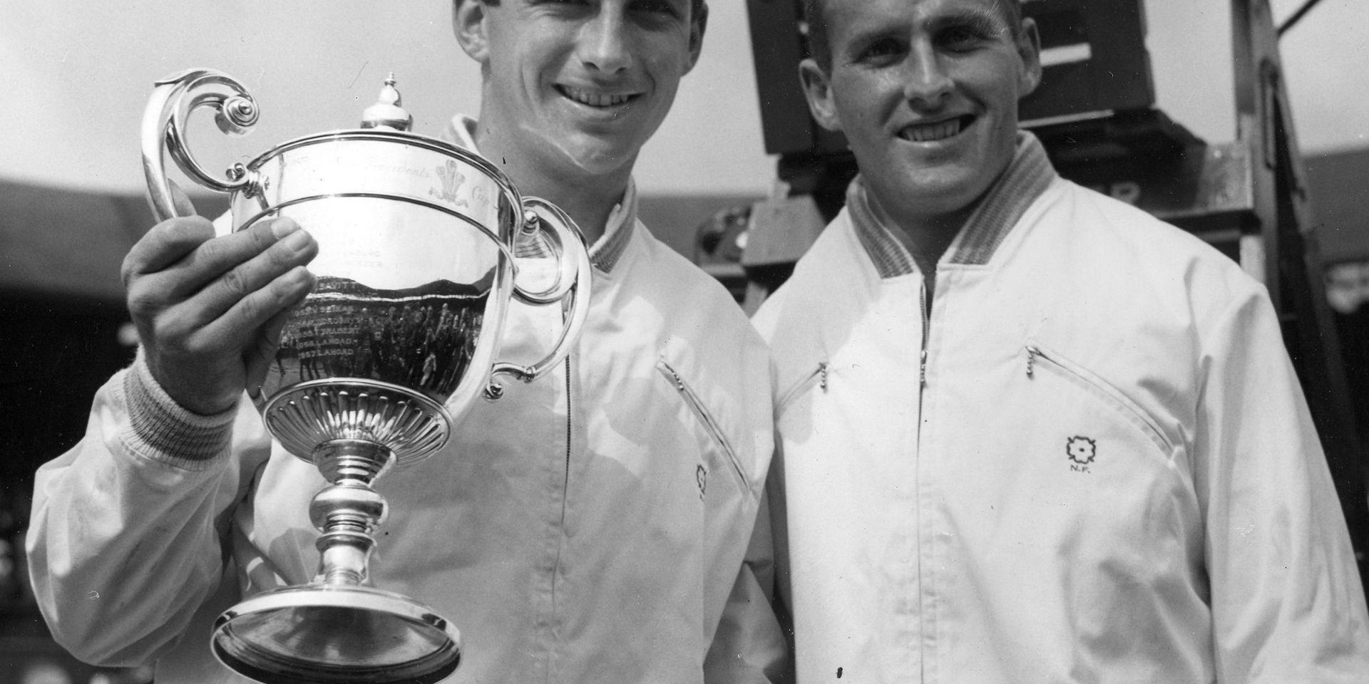 Ashley Cooper, till vänster, med Wimbledonpokalen efter segern över Neale Fraser, till höger, 1958.
