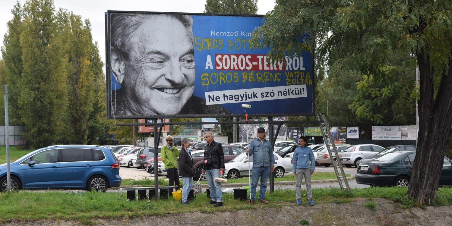 Oppositionella aktivister protesterar mot den ungerska regeringens affischkampanj mot George Soros, som i somras drogs tillbaka efter kritik om antisemitism.