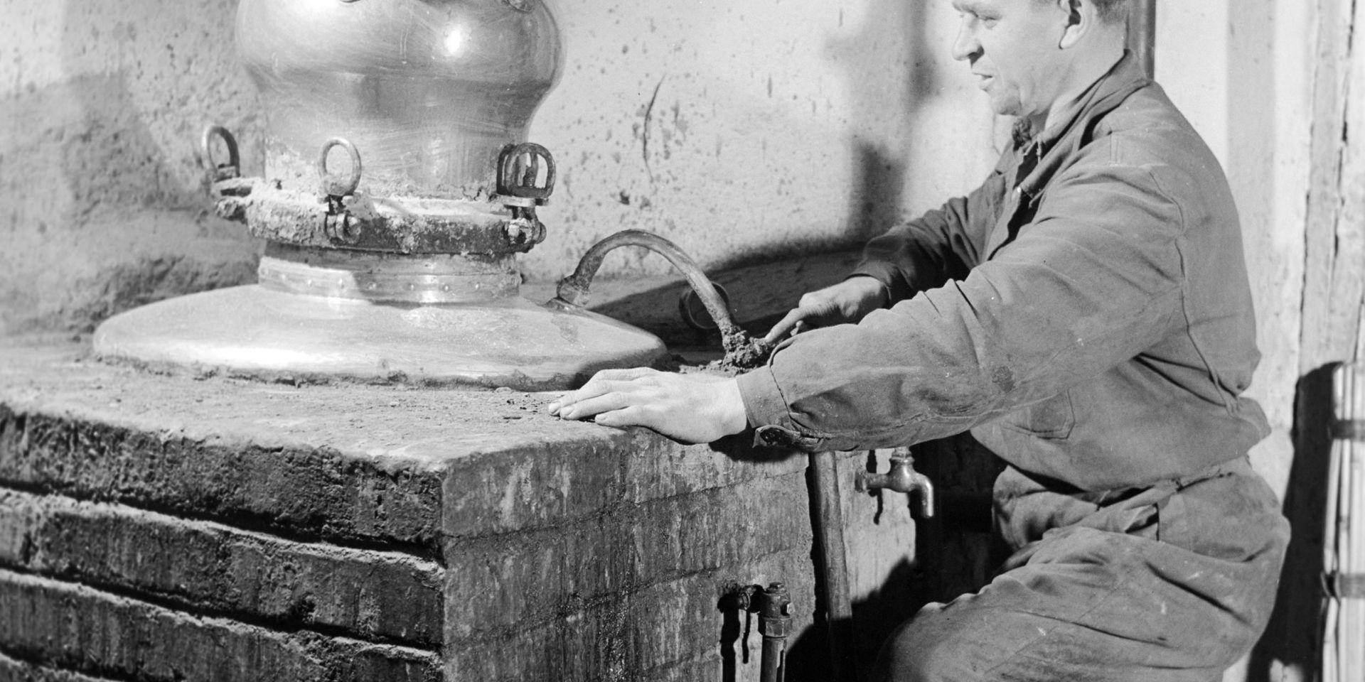 Brännandet av fruktspriten palinka har gamla anor i Ungern. Här destilleras det vid ett gammalt jordbrukskooperativ i Ostoros år 1957. Arkivbild.