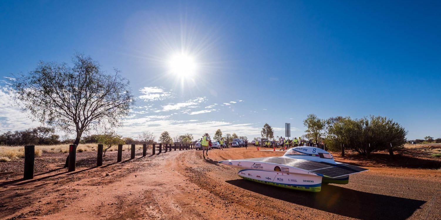 Med hjälp av enbart solkraft ska de drygt 40 bilarna ta sig tvärs över Australien, från Darwin i norr till Adelaide i söder.
